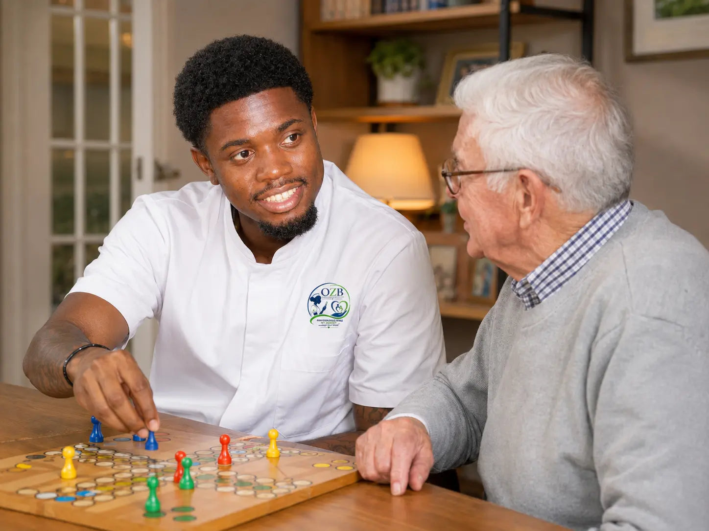Jahfaari Zunder speelt een bordspel met een oudere man; sfeerbeeld ter illustratie