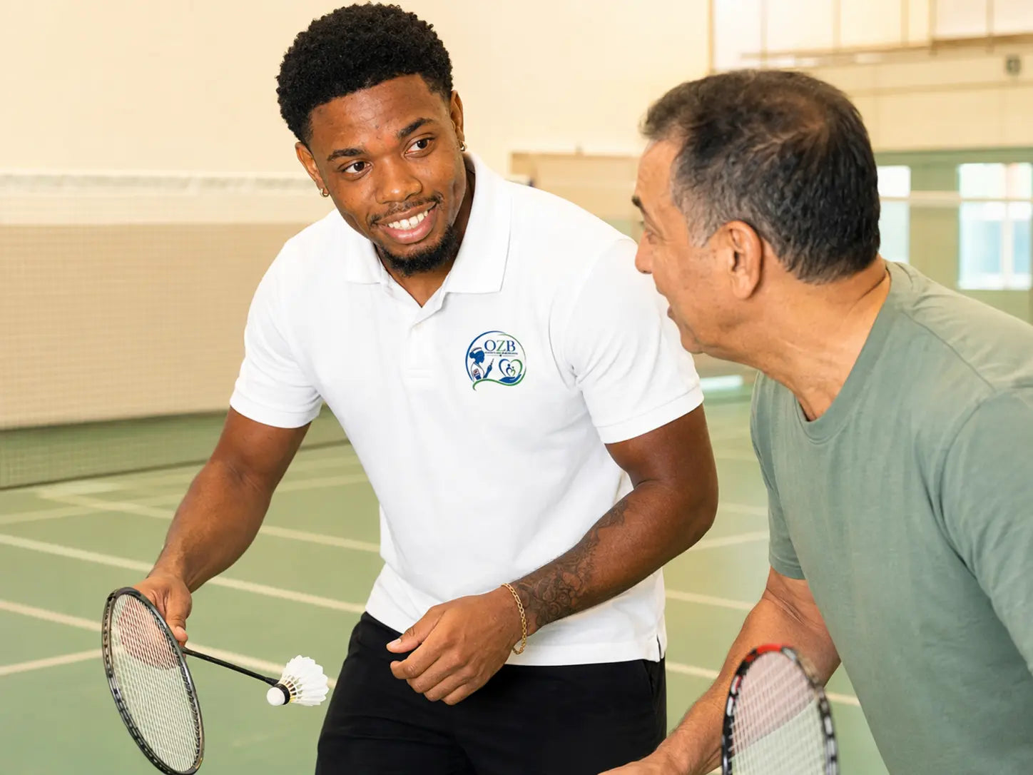 Jahfaari Zunder speelt badminton met een man; sfeerbeeld ter illustratie