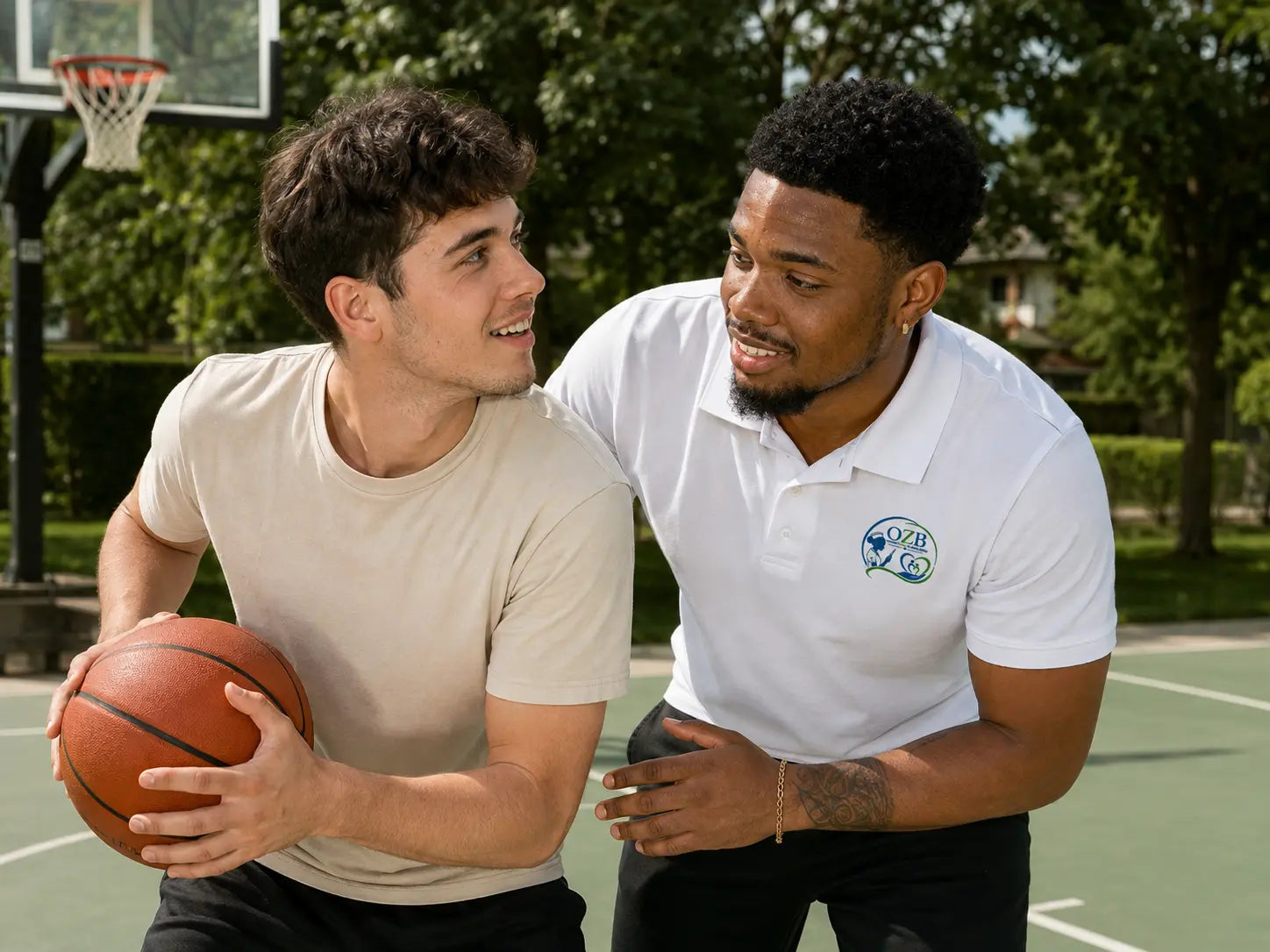 Jahfaari Zunder oefent basketbal met een jongvolwassen man; sfeerbeeld ter illustratie