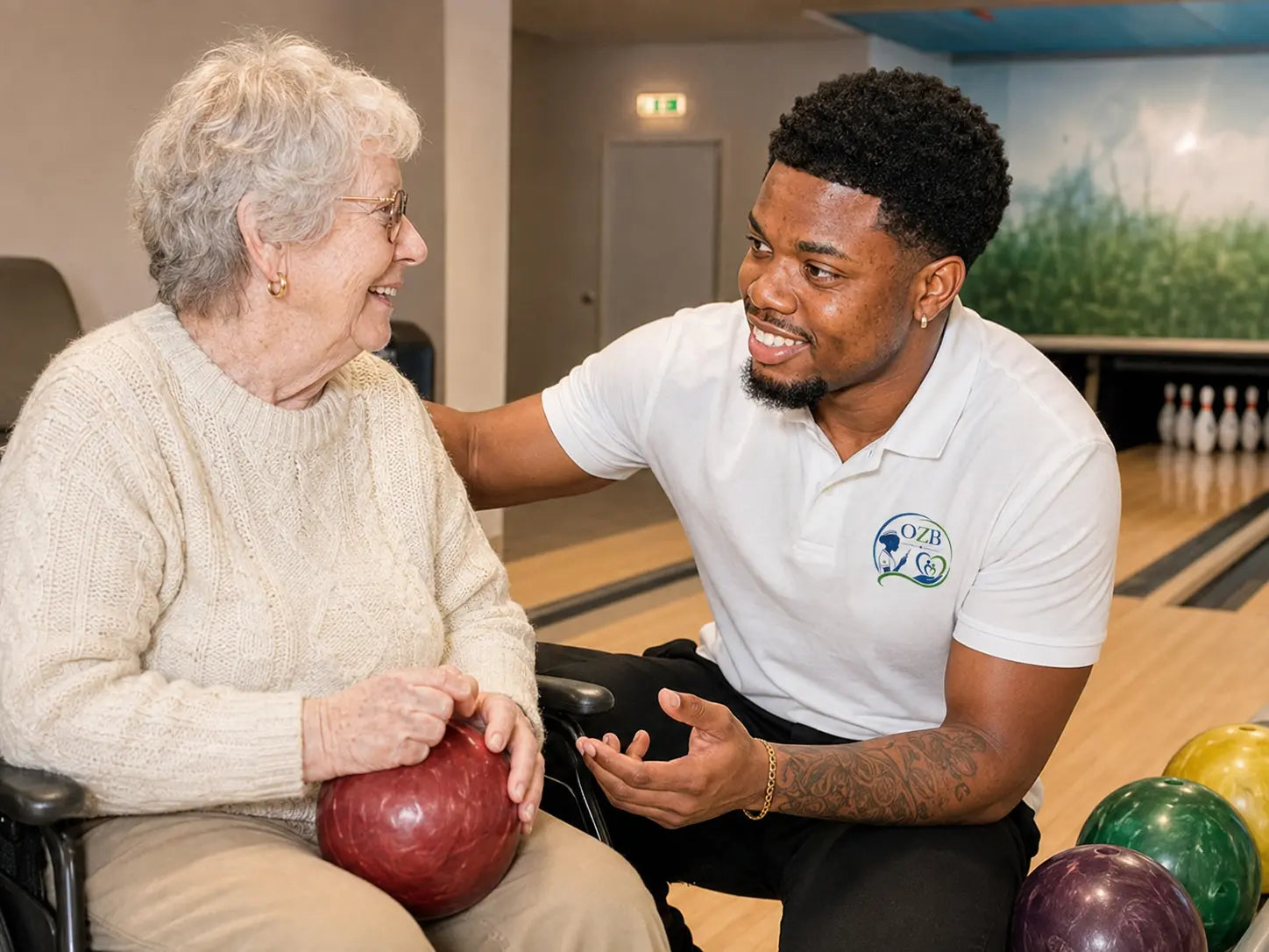 Jahfaari Zunder begeleidt een oudere vrouw bij bowling; sfeerbeeld ter illustratie