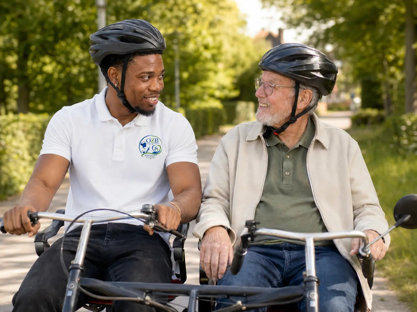 Jahfaari Zunder fietst op een duofiets met een oudere man; sfeerbeeld ter illustratie