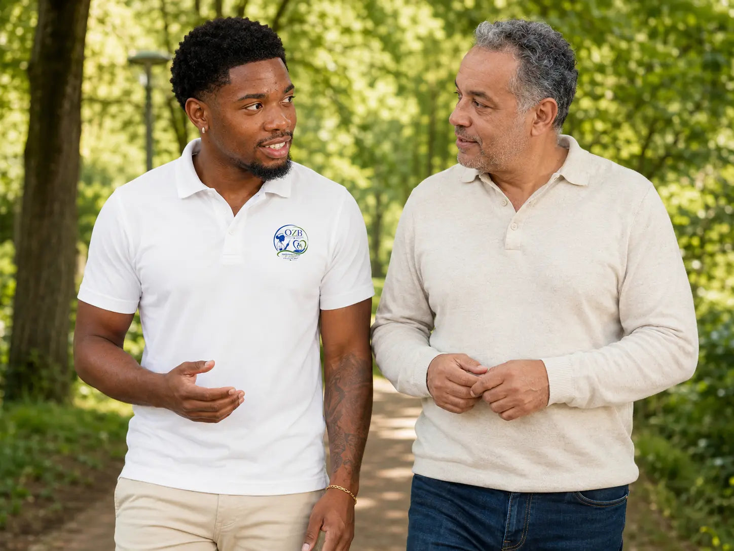 Jahfaari Zunder wandelt in het park met een man; sfeerbeeld ter illustratie